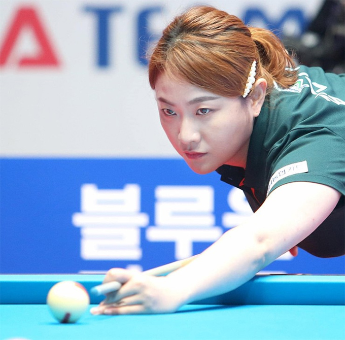 Veteran female player Kim Min A stops in front of Yen Nhi