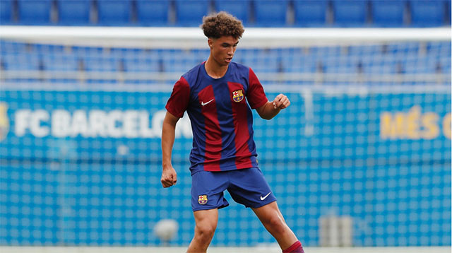 Noah Darvich does not show much in the Barca shirt b