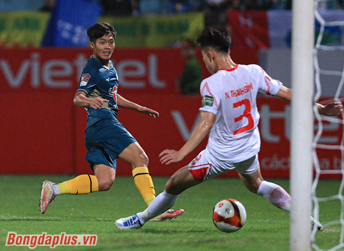 After 1 season to bring Ninh Binh, striker Nguyen Quoc Viet will return to HAGL - Photo: Minh Tuan 
