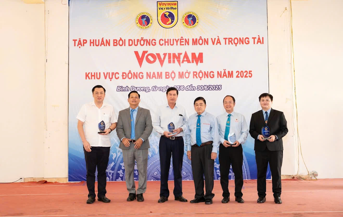 Leaders of Vovinam Vietnam Federation presented gratitude to leaders of culture, sports and tourism in Binh Duong province and the provincial Vovinam Federation