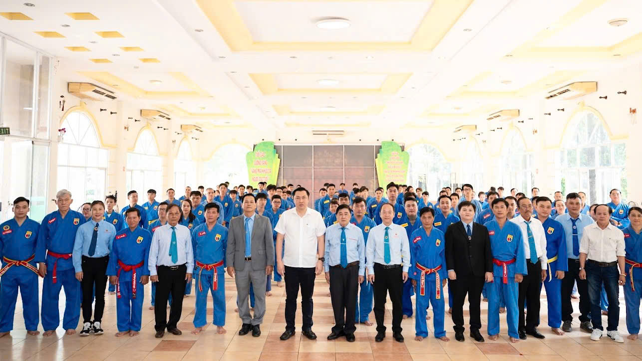 Many delegates, leaders of souvenir photos with students at the opening ceremony