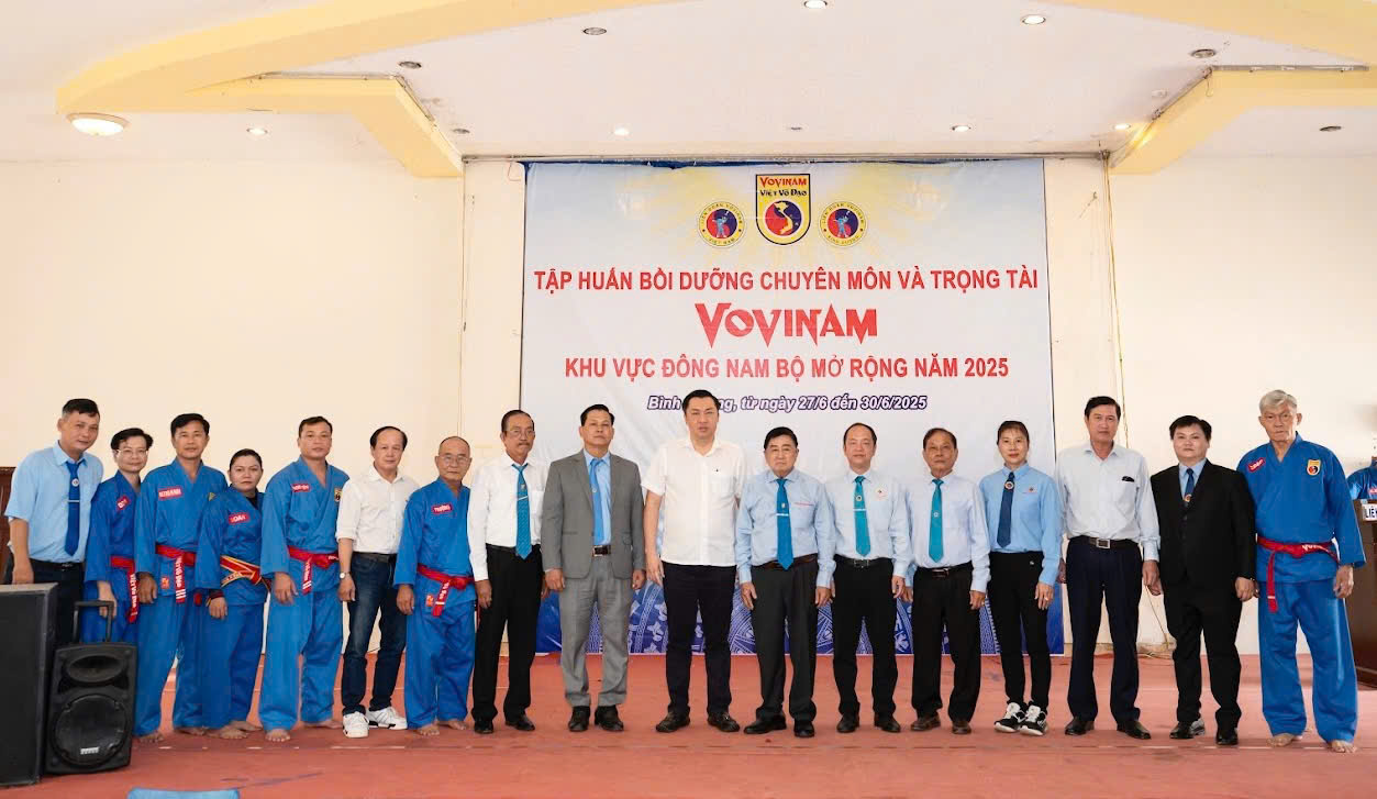 Many delegates and leaders of units at the opening ceremony of the training course