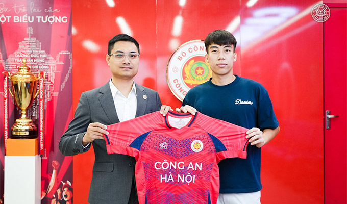 Midfielder Hoang Van Toan extended 3 years of contract with CAHN 