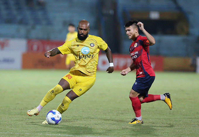 Midfielder Luiz was taken to Lach Tray by Hai Phong