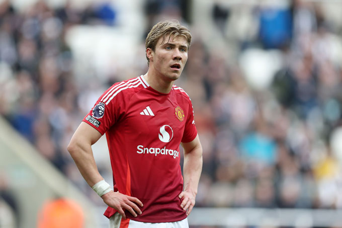 Hojlund wants to leave MU to save his career