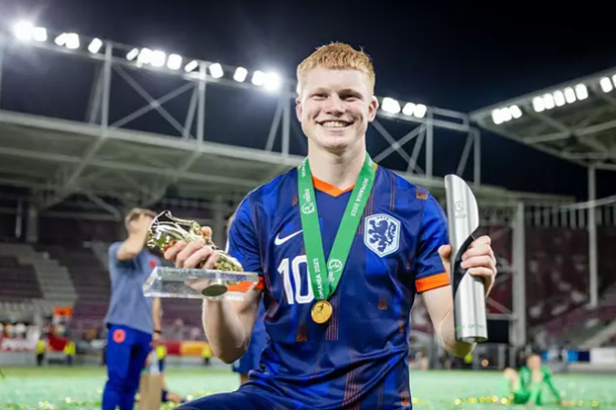 Kees Smit radiant when holding the best player in the U19 Europe 2024