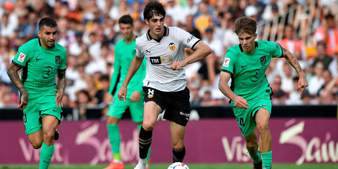 Guerra (white shirt) is the middle of Valencia and has a contract release fee of up to 87 million pounds
