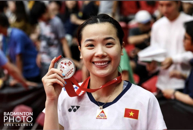 Thuy Linh shows off the Canadian Badminton Silver Medal expanded