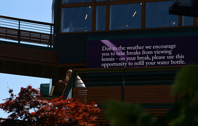 The organizers gave the warning notice to the fans about the hot weather