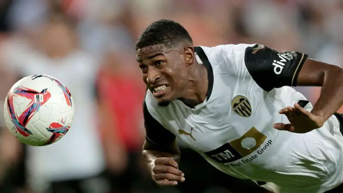 Mosquera plays very well in the Valencia shirt last season