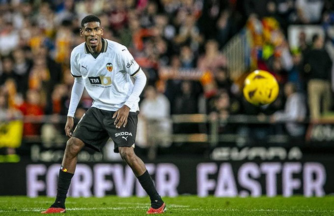 Mosquera is a modern center -back, both strong and smart