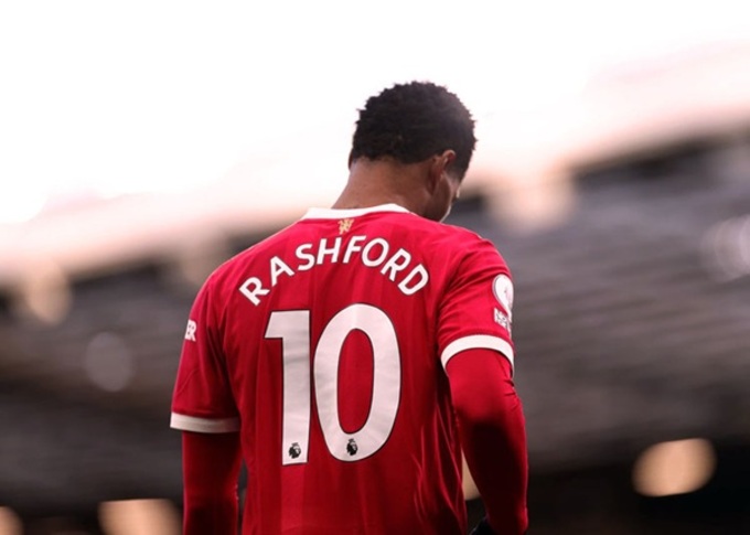 Rashford can kick the striker left, can also divide the fire to Robert Lewandowski as a striker