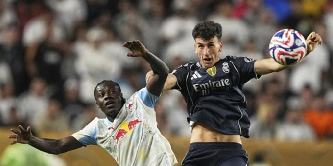Jacobo Ramon (right) without body land in Real Madrid
