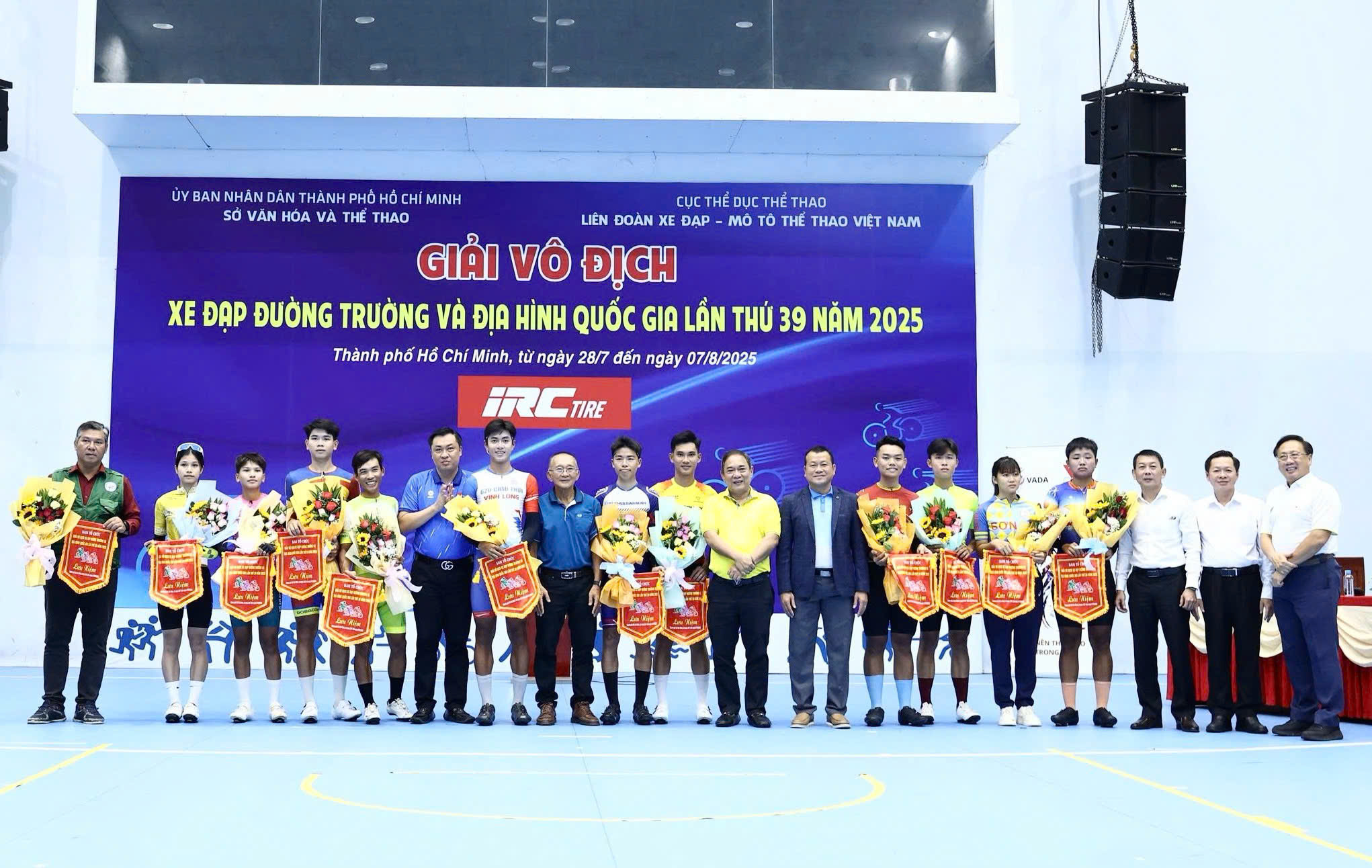 Delegates, the Organizing Committee awarded flowers and souvenir flags to the delegations attending the tournament