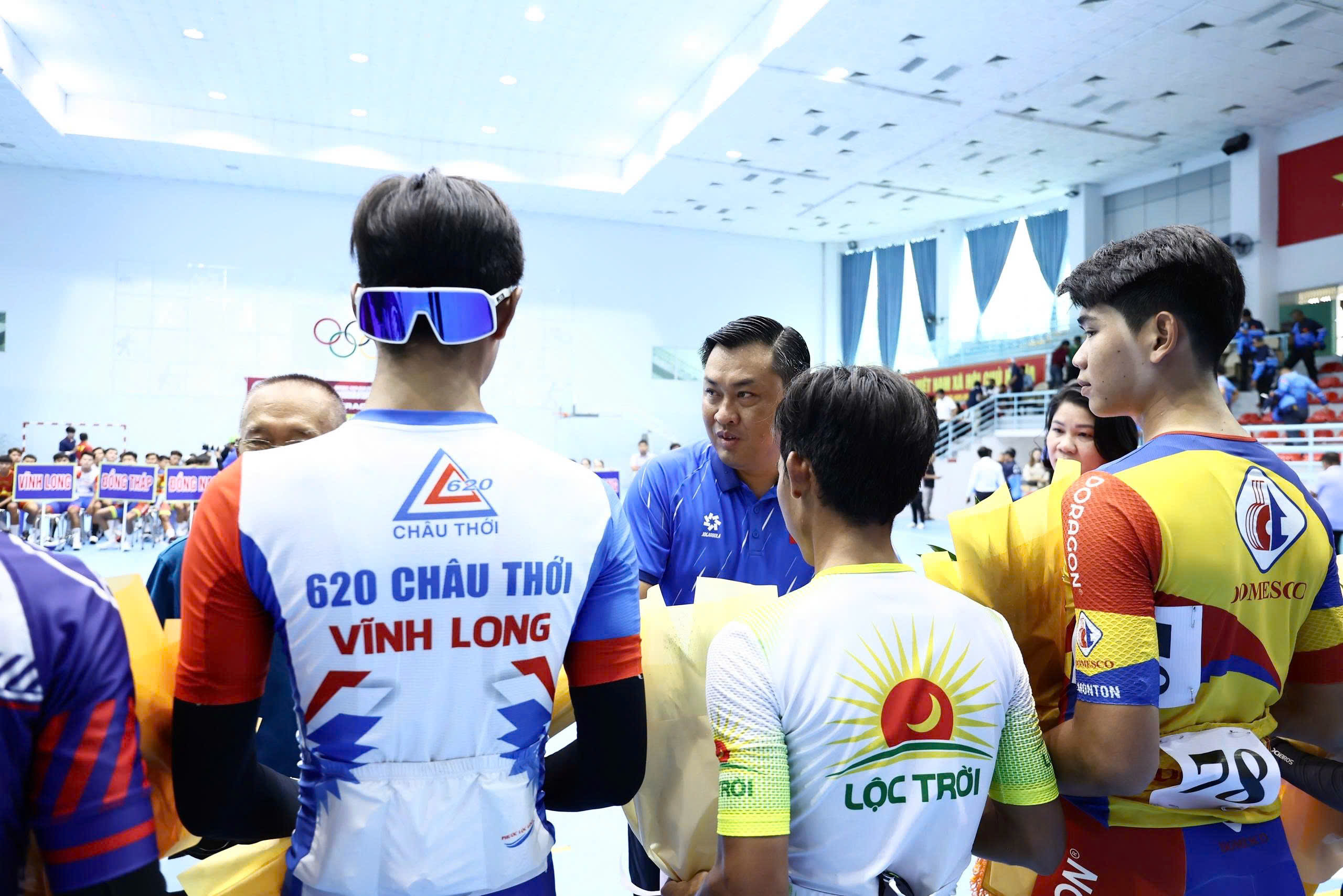 The Organizing Committee awards the souvenir flags to the delegations to attend the tournament