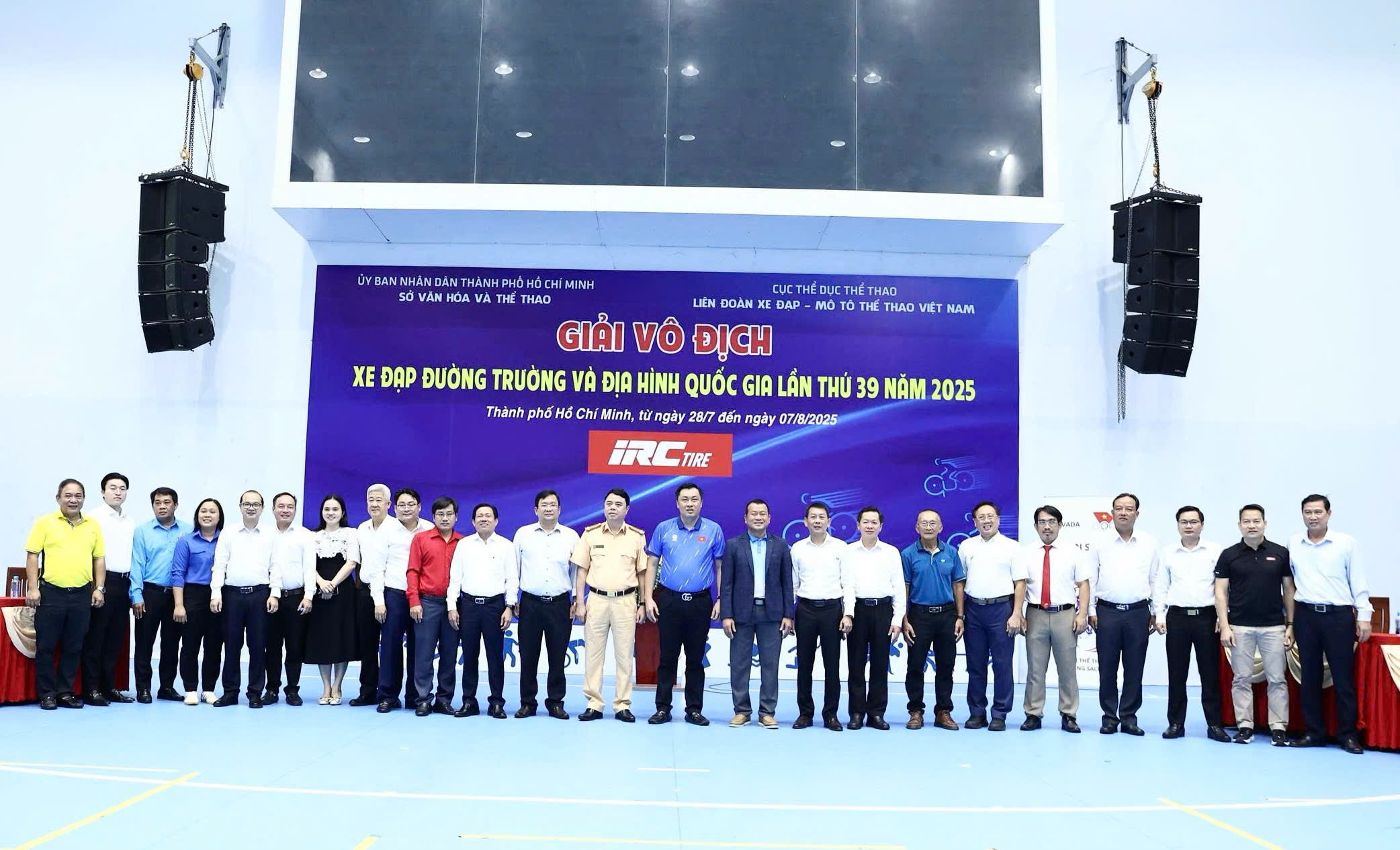 Delegates, the Organizing Committee took souvenir photos at the opening ceremony of the 39th National Road Bike and Terrain Championship in 2025