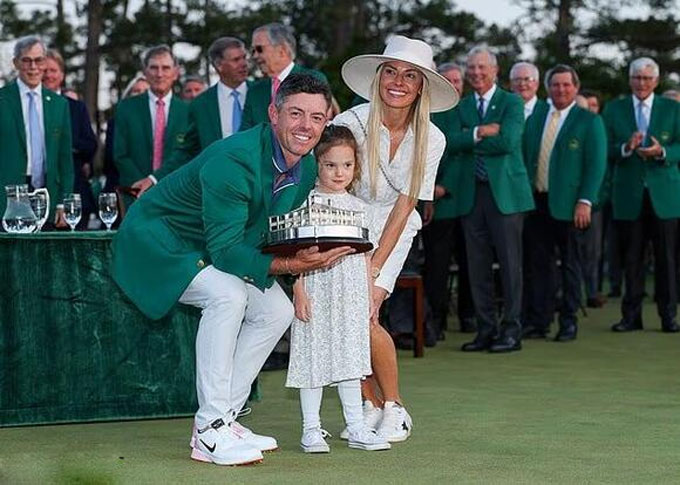 At the same time, former love Mcilroy was involved in divorce with his wife