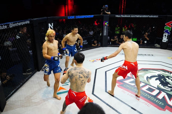 Vietnamese boxers (red pants) defeated Chinese boxers (blue pants)