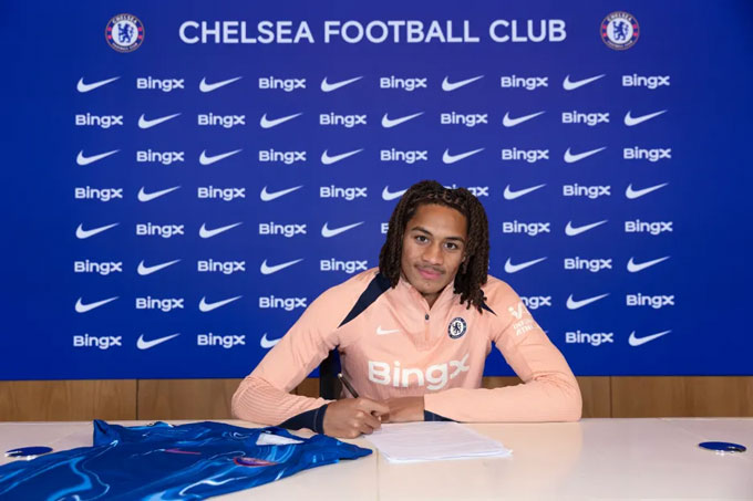 Amougou has just signed an 8 -year contract with Chelsea in January 2025