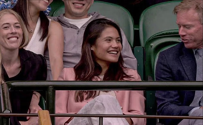 Raducanu smiled brightly in the stands of Alcaraz