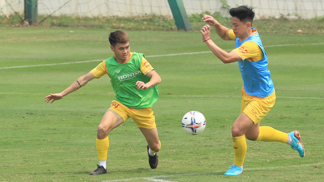 Ngoc Long (left) back to the Hanoi Police Club 
