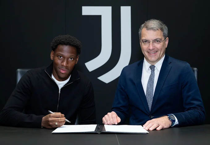 Jonathan David signed a 5 -year contract with Juventus