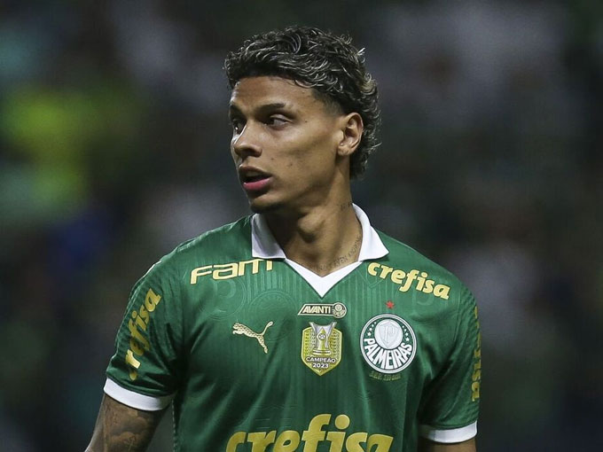   Richard Rios in Palmeiras shirt