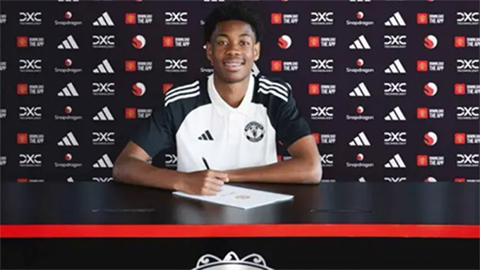 MU officially signed a contract with the 18 -year -old talent of Le Havre and U18 France