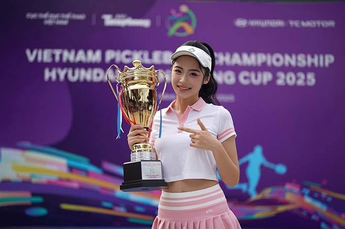 Runner Van Nhi with the championship trophy 