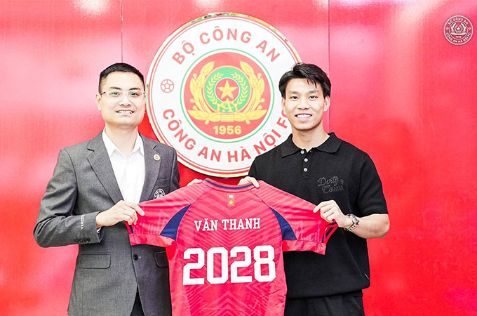 Van Thanh broke up CAHN to join Ninh Binh even though he had just signed a 3 -year contract 