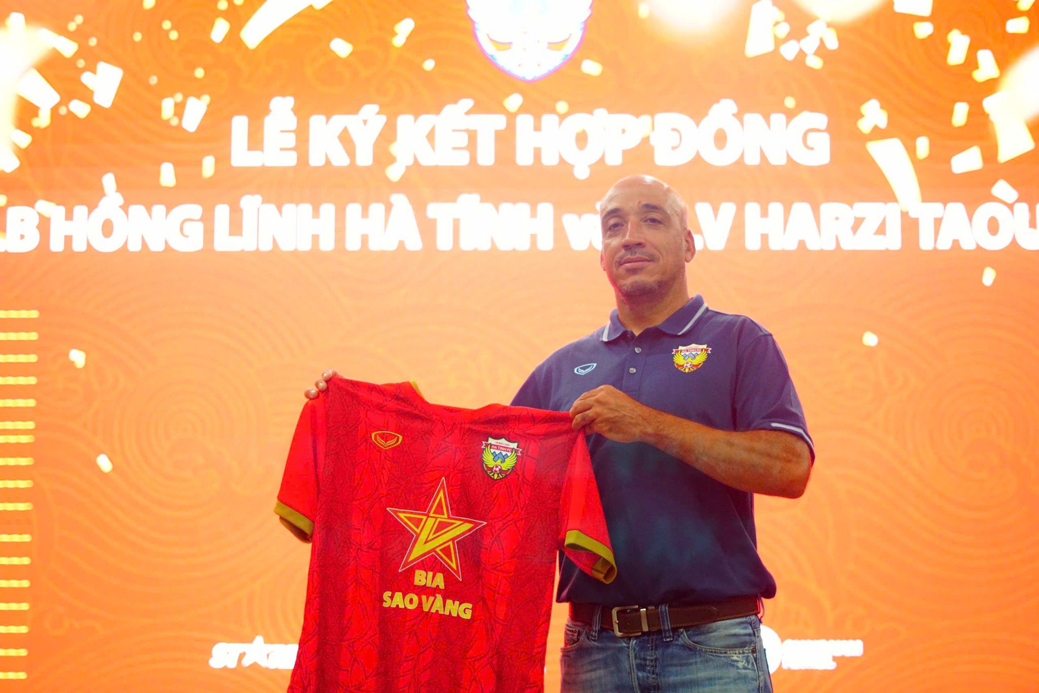 Hong Linh Ha Club is contracted with coach The Luc Taufik Harzi
