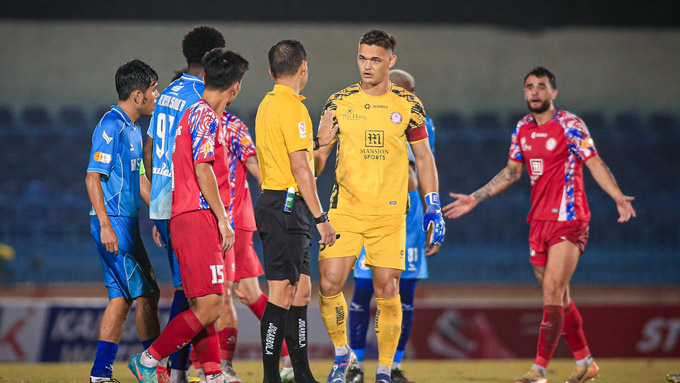 Goalkeeper Patrik Le Giang in Ho Chi Minh City Club shirt