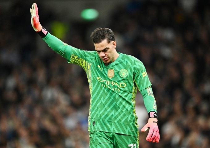 Ederson (Man City) is also a famous goalkeeper "floor"