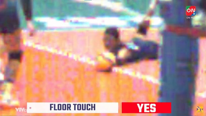 Challenge video technology has twice brought the results, the image that the ball has touched the floor but in the end the referee still calculates the score for Thailand.