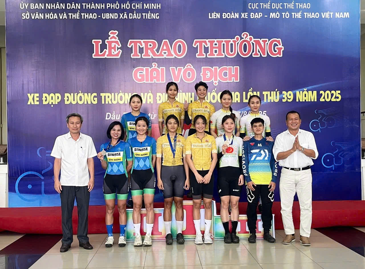 Mr. Ngo Van Lau - Vice Chairman of Vietnam Bicycle and Sports Federation and Mr. Tran Khac Quan - Chairman of People's Committee of Dau Tieng Commune awarded the medal to the athletes to achieve achievements