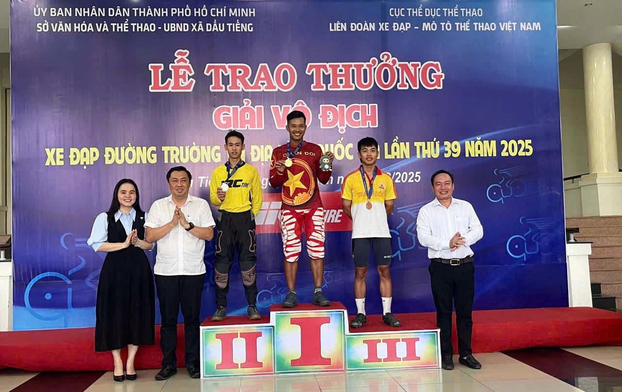 Mr. Cao Van Choi - Deputy Director of City Department of Culture and Sports. Ho Chi Minh City, Head of the Organizing Committee and Mr. Nguyen Dinh Khanh - Secretary of the Party Committee, Chairman of People's Council of Dau Tieng commune awarded awards to athletes