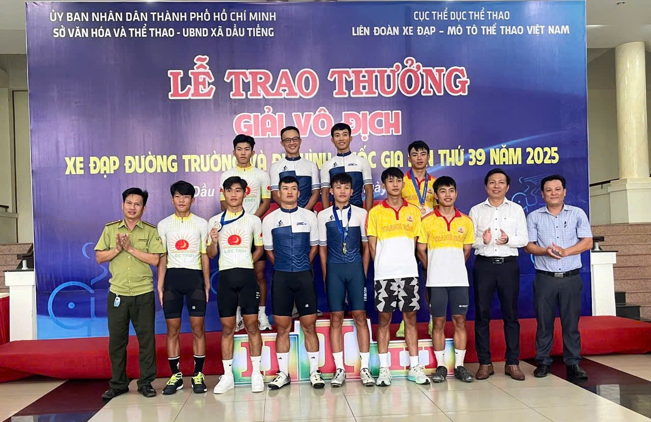 Delegates, the Organizing Committee awarded the medal to the athletes achieving the results of the male teammate