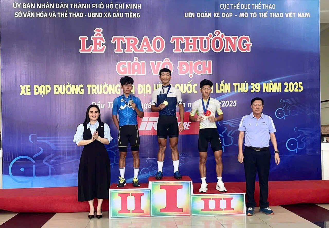 The Organizing Committee awarded medals to athletes achieving the results of the Southern Olympic Games