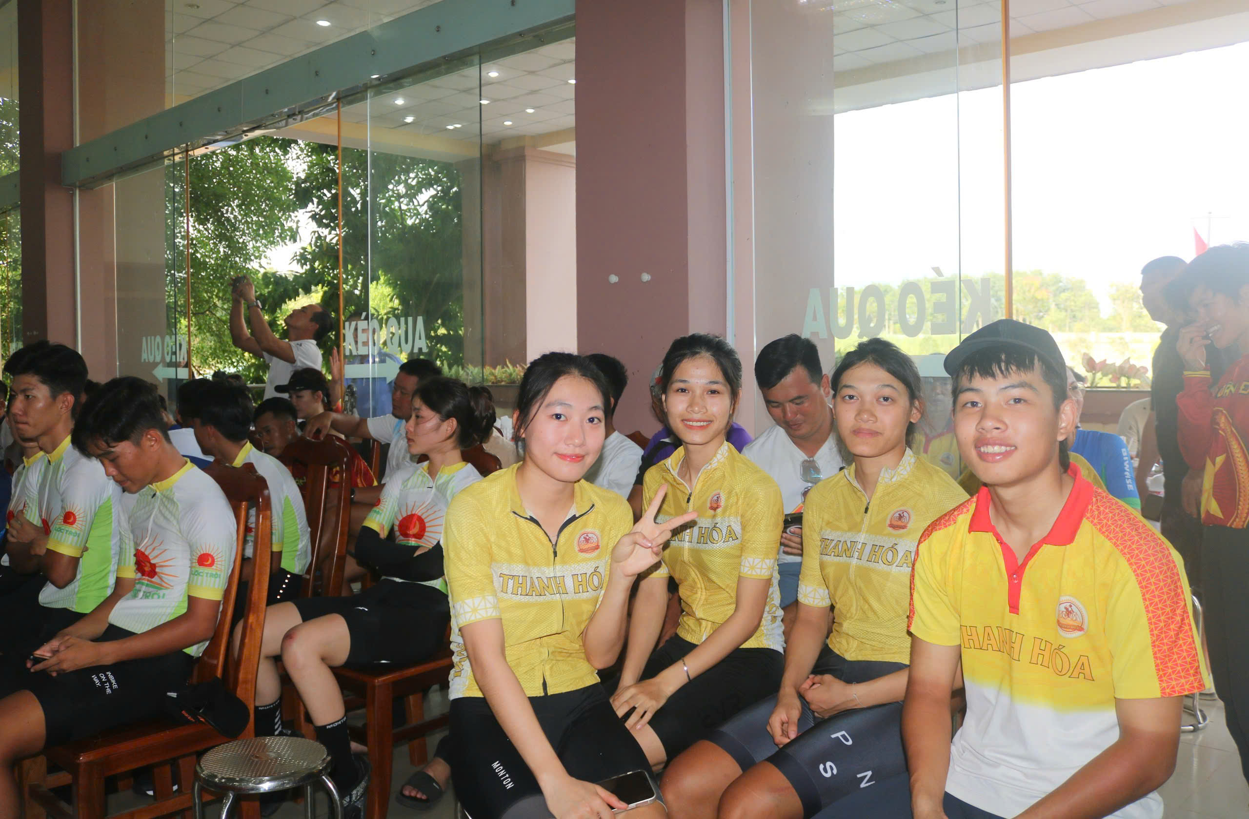 The athletes are eagerly waiting for the awards at the awarding ceremony of the terrain bike content, the national bike and terrain bike championship in 2025