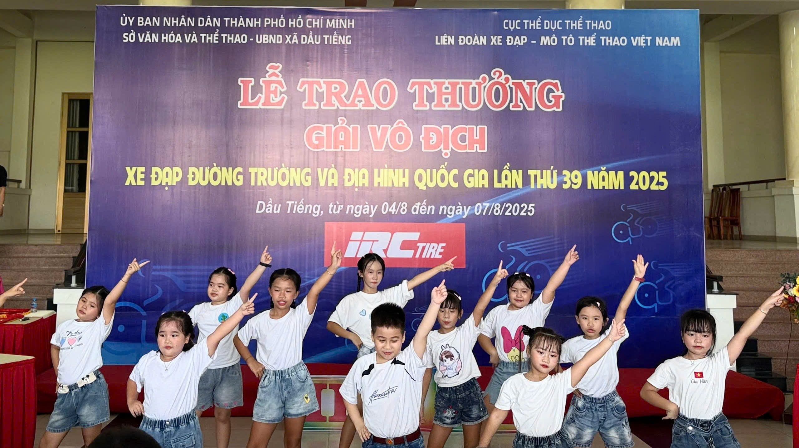 Welcome music shows of the children at the awarding ceremony