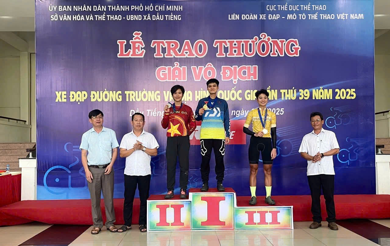 Delegates, the Organizing Committee awarded the medal to the athletes achieving achievements in the female personal pass content