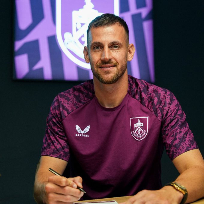 Dubravka signed a 1 -year contract with Burnley