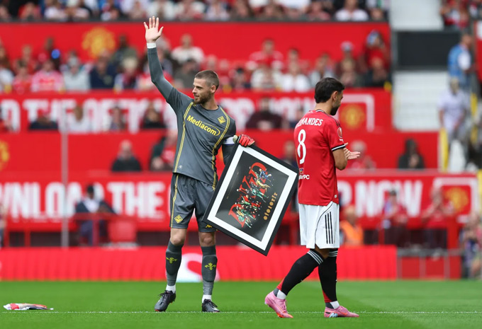 De Gea waved to the fans