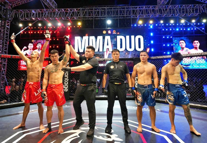 Tank Club team of Xuan Phuong - Ngoc Thuc (red pants) "debt collection" Success the Raptors MMA team of Thanh Thoan - Tien Long