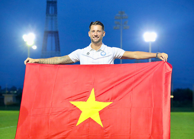 Mitchell Dijks used to play at the UEFA Champions League 