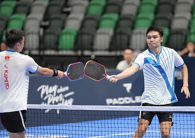Linh Giang (right) defeat Hoang Nam in the semi -finals of men's men