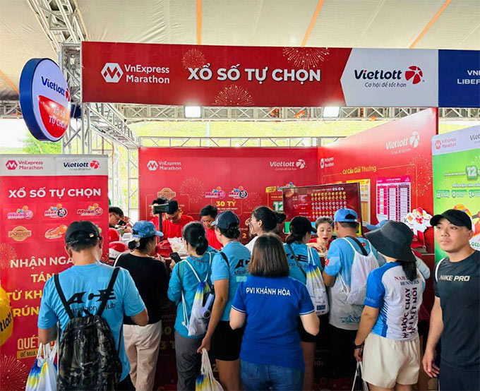 Runner and visitors to Vietlott's booth at VnExpress Marathon Libera Nha Trang 2025