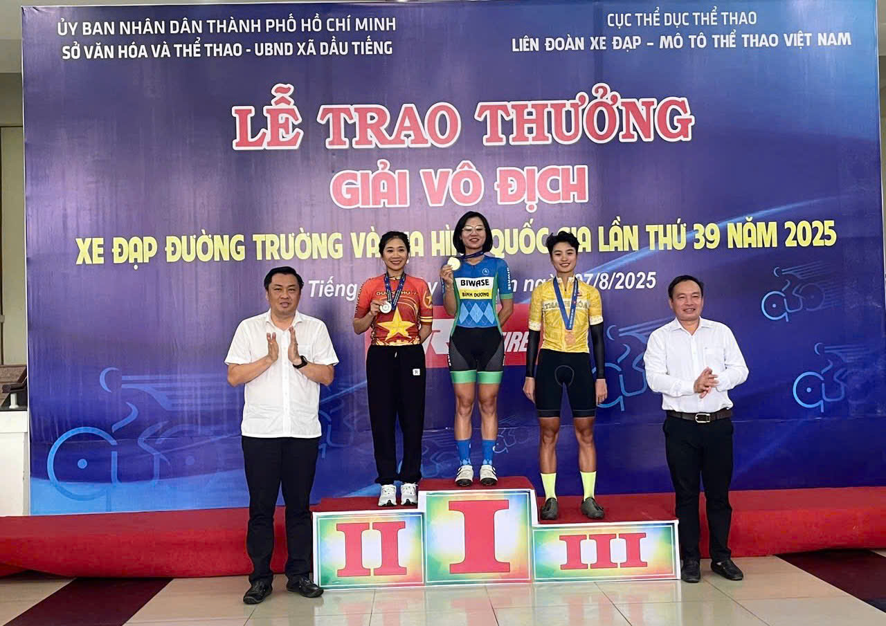 Mr. Cao Van Choi - Deputy Director of City Department of Culture and Sports. Ho Chi Minh City, Head of the Organizing Committee and Mr. Nguyen Dinh Khanh - Secretary of the Party Committee, Chairman of People's Council of Dau Tieng commune awarded awards to athletes
