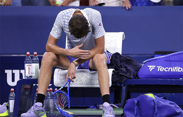 Medvedev breaks the racket on the field