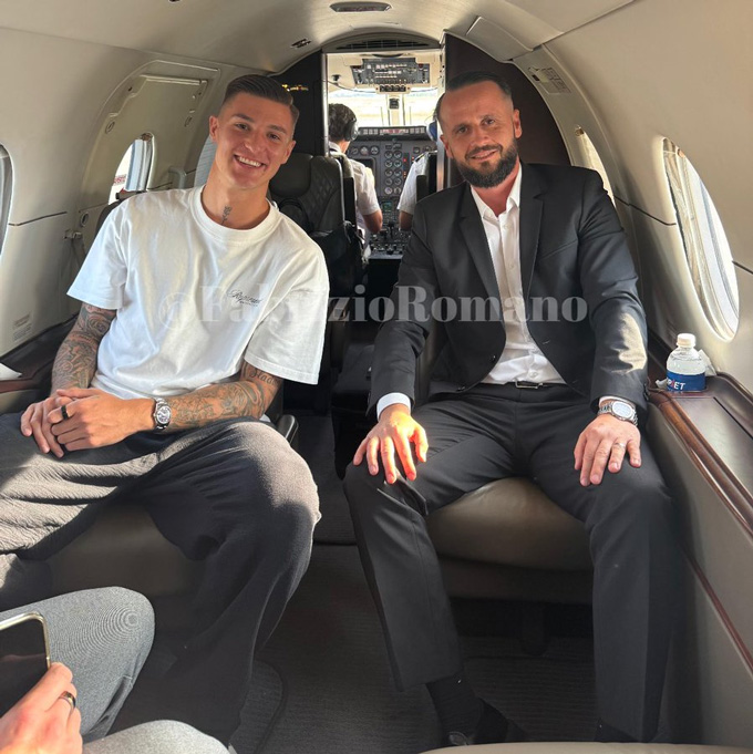 Sesko on the aircraft to Manchester